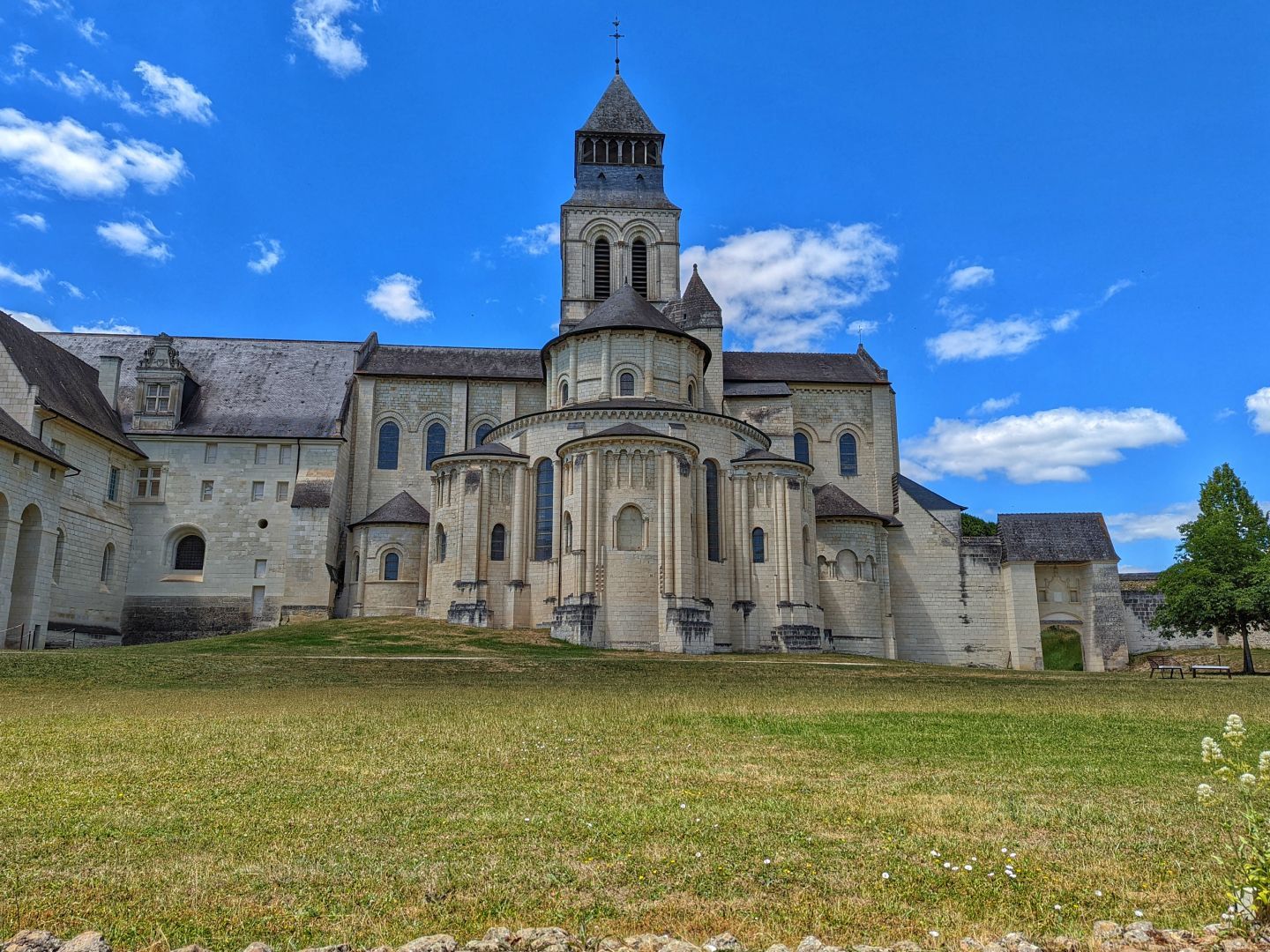 Abbaye_Fontevraud_1.jpg