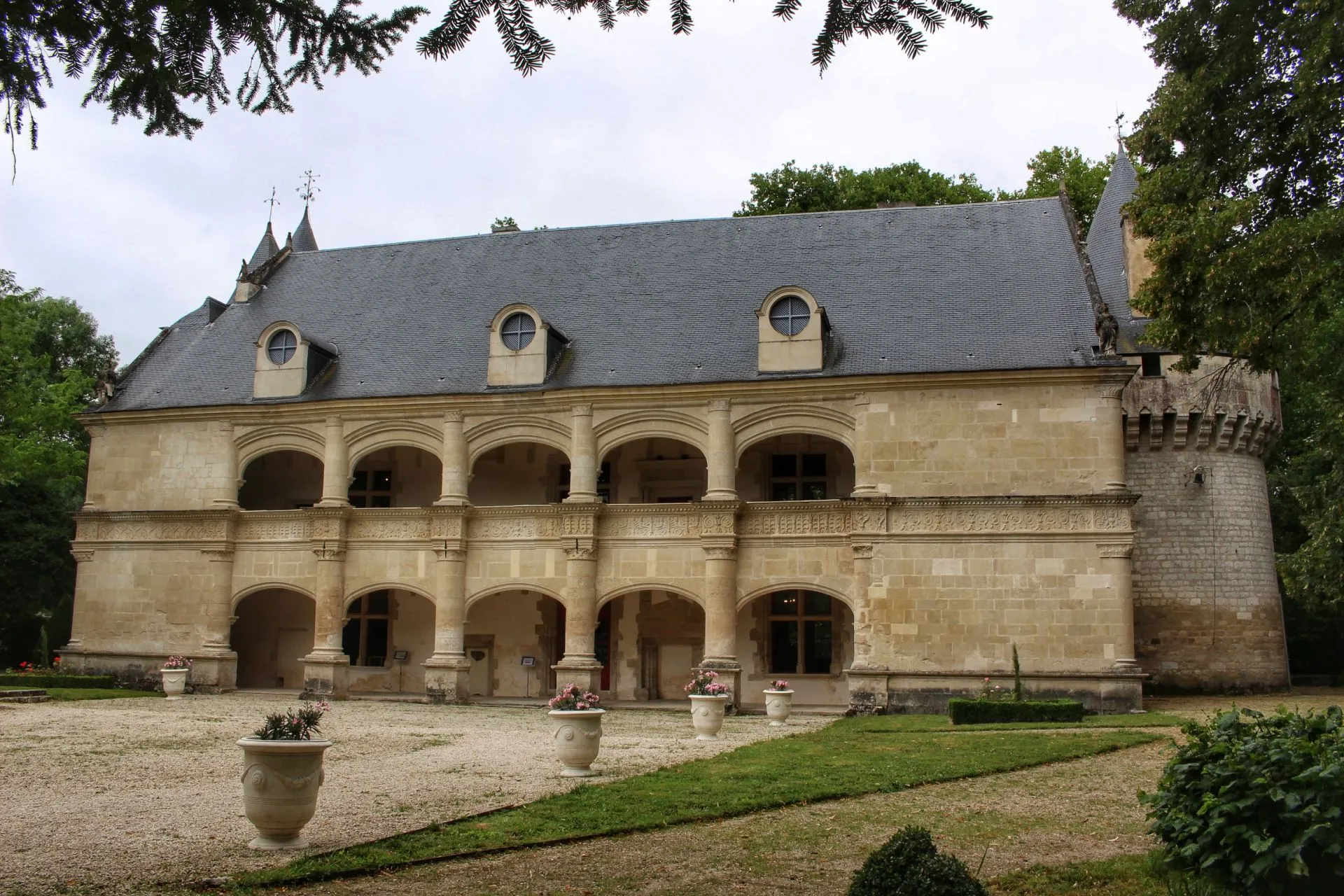 ChateauDampierreBoutonne_1.jpg