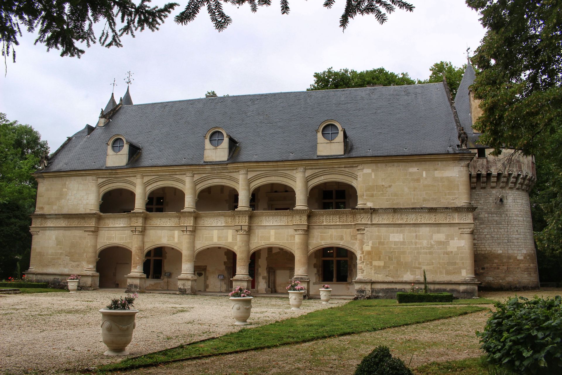 Chateau_Dampierre_Boutonne_1.jpg